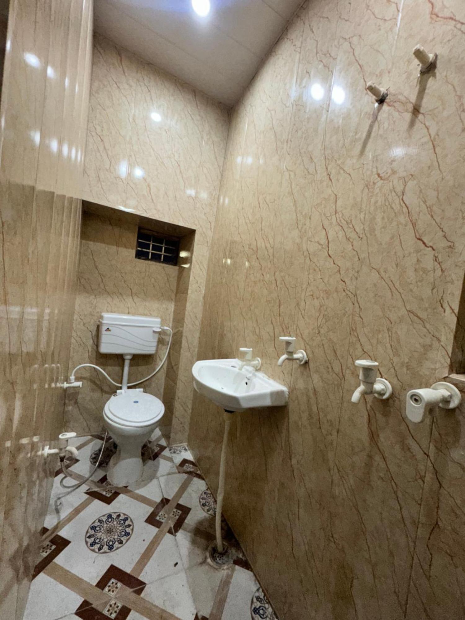 Pakhi Residency Hotel วรินดาวัน ภายนอก รูปภาพ